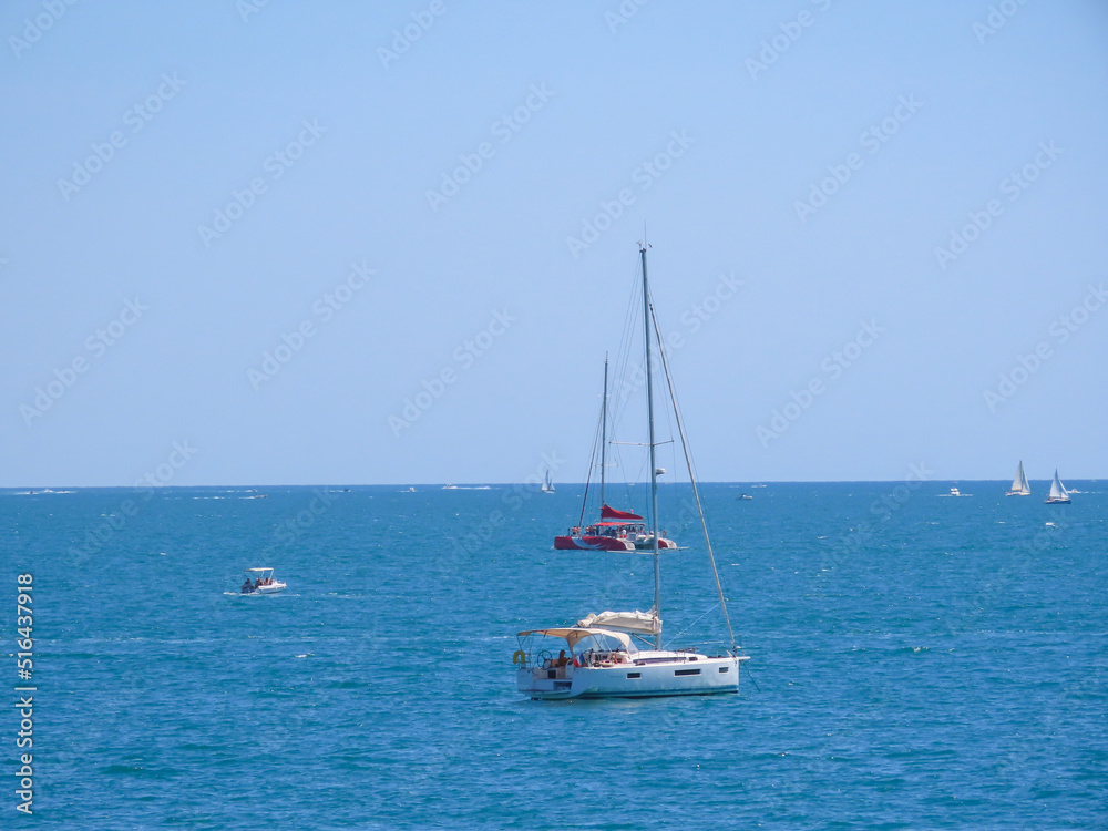 Voiliers dans la baie de la Grande motte, Occitanie Voiliers dans la baie de la Grande motte, Occitanie