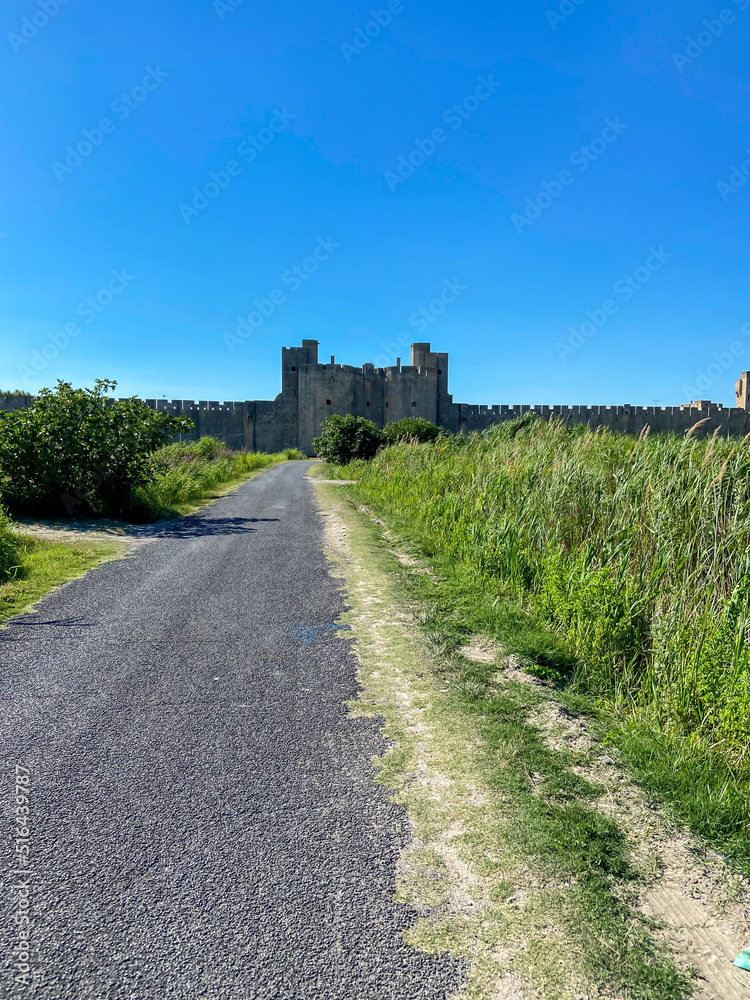 Route vers la forteresse médiéval de Aigues-Mortes, Occitanie