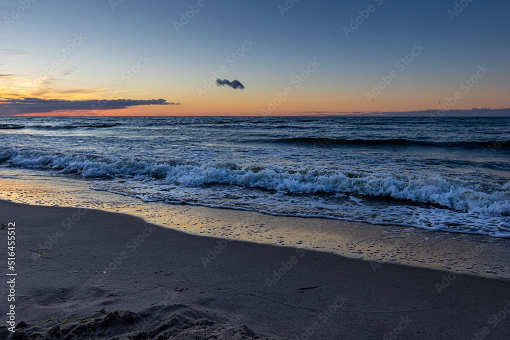 abendlicher Strand im Ostseebad Koserow zur blauen stunde