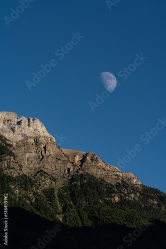 Luna creciente sobre la montaña