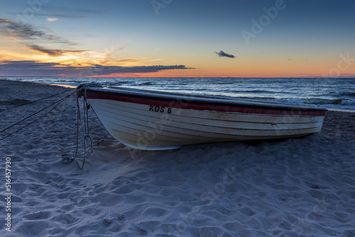 Boot liegt am Strand im Sonnenuntergang