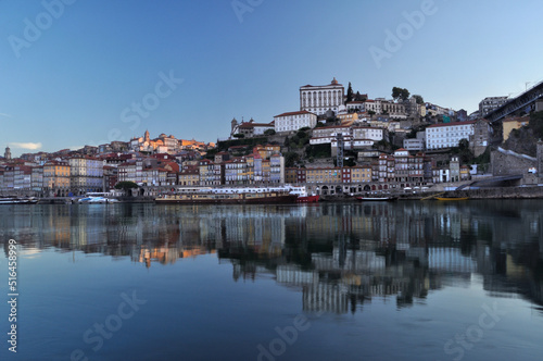 Cidade do Porto em Portugal, ribeira com reflexo na água do rio douro, turismo