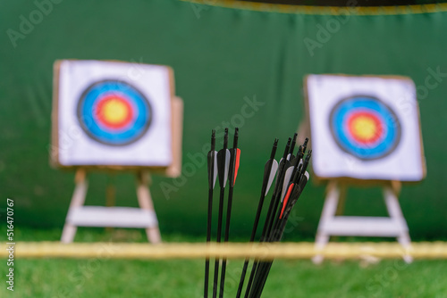 Foto Arrows and plumage against the background of targets close-up for archery