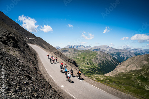 Cyclistes sur le Col de la Bonette, Alpes Françaises