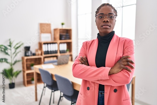 Canvas Print African american woman business worker standing with arms crossed gesture at off