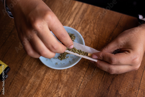 manos armando un blunt de marihuana (Cannabis). Concepto de medicina natural.