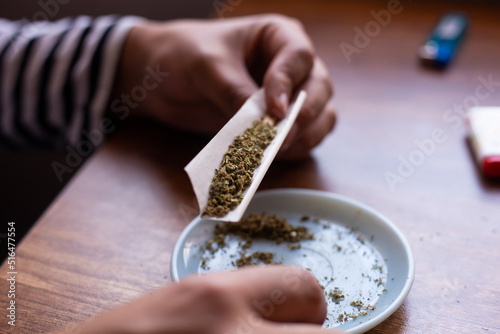 manos armando un blunt de marihuana  Cannabis . Concepto de medicina natural.