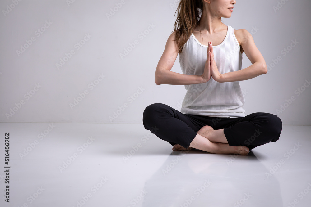 Fototapeta premium ヨガをする女性 Woman doing yoga