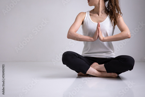 ヨガをする女性 Woman doing yoga