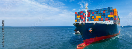 Foto In Front View of large cargo ship import export container box on the ocean sea o