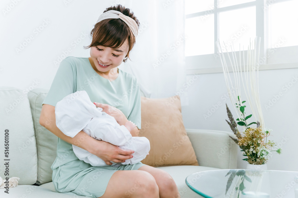 出産して赤ちゃんを抱っこする日本人女性(産休)
出産して赤ちゃんを抱っこする日本人女性(産休)