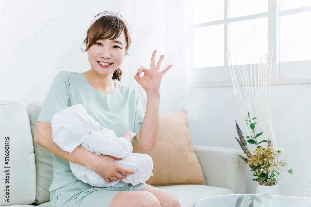 出産して赤ちゃんを抱っこする日本人女性(産休・OKポーズ)
出産して赤ちゃんを抱っこする日本人女性(産休・OKポーズ)
