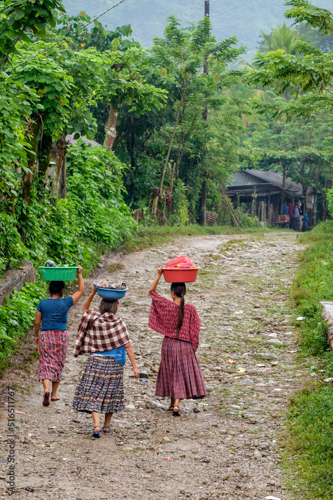 mujeres en el camino, La Taña, Franja Transversal del Norte