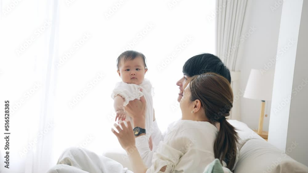 赤ちゃんを高い高いするカップル 子育てイメージ 赤ちゃんを高い高いするカップル 子育てイメージ
