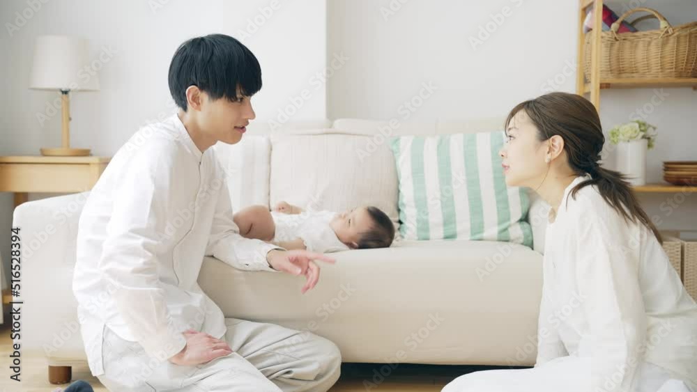 育児に疲れたカップル 育児に疲れたカップル
