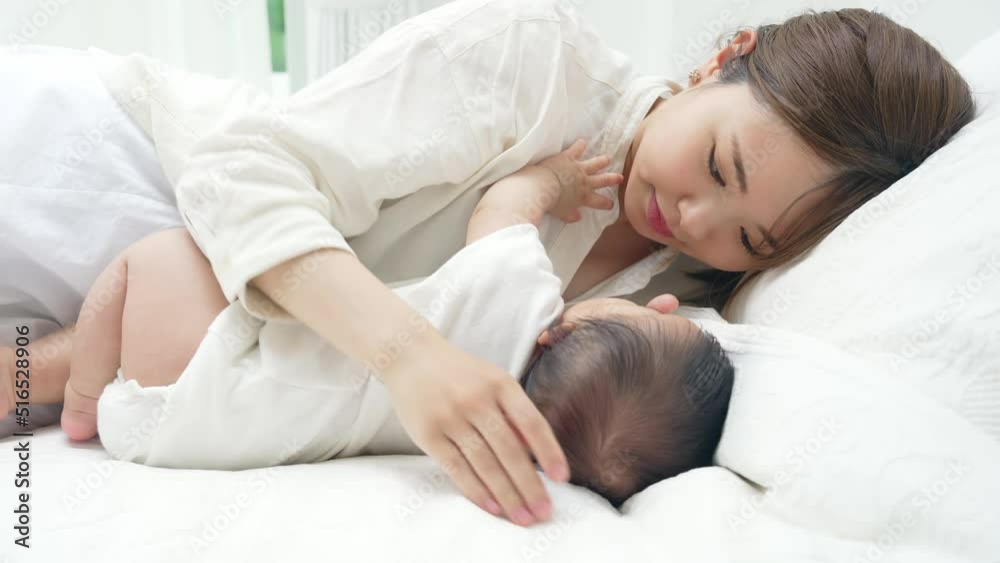 赤ちゃんを寝かしつける母親 赤ちゃんを寝かしつける母親