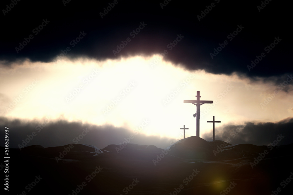 장엄한 하늘과 먹구름 사이 밝은 빛줄기 그리고 예수그리스도의 십자가 실루엣과 배경

