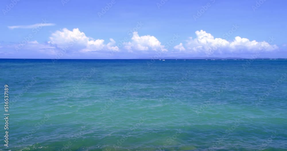 沖縄の美しい海の波と流れる白い雲 沖縄の美しい海の波と流れる白い雲