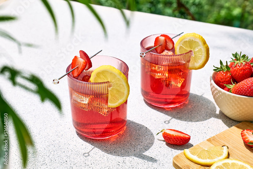 Fotografía Fresh summer strawberry cocktail or mocktail on the table in the garden
