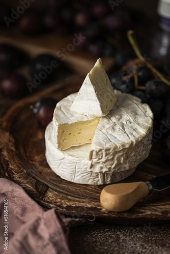 Cuadro en lienzo Camembert cheese on a wooden board