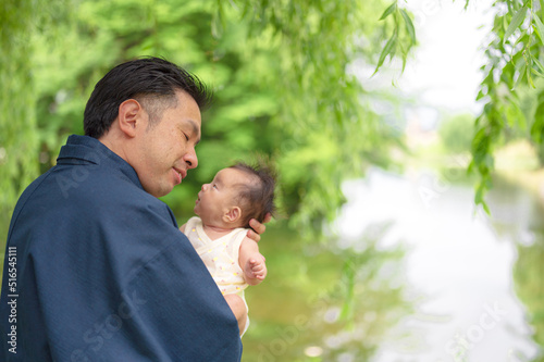 袴の男性と赤ちゃん