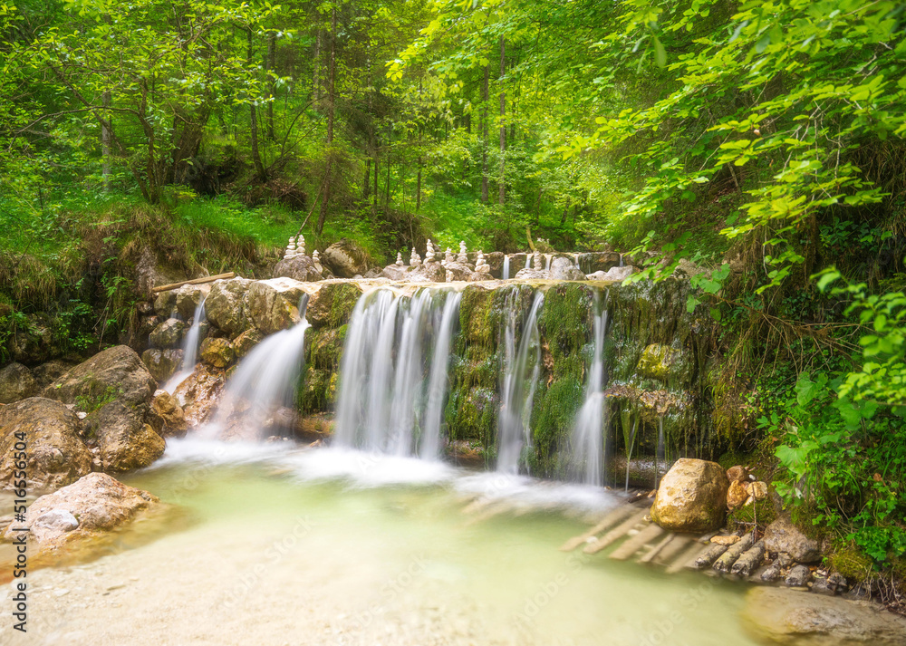 Obraz premium kleiner Wasserfall