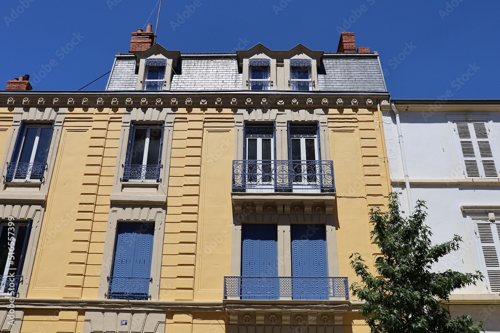 Batiment typique, vue de l'extérieur, ville de Roanne, département de la Loire, France