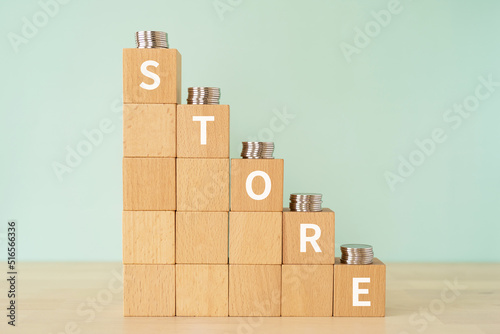 店・備えのイメージ｜「STORE」と書かれたブロックとコイン 