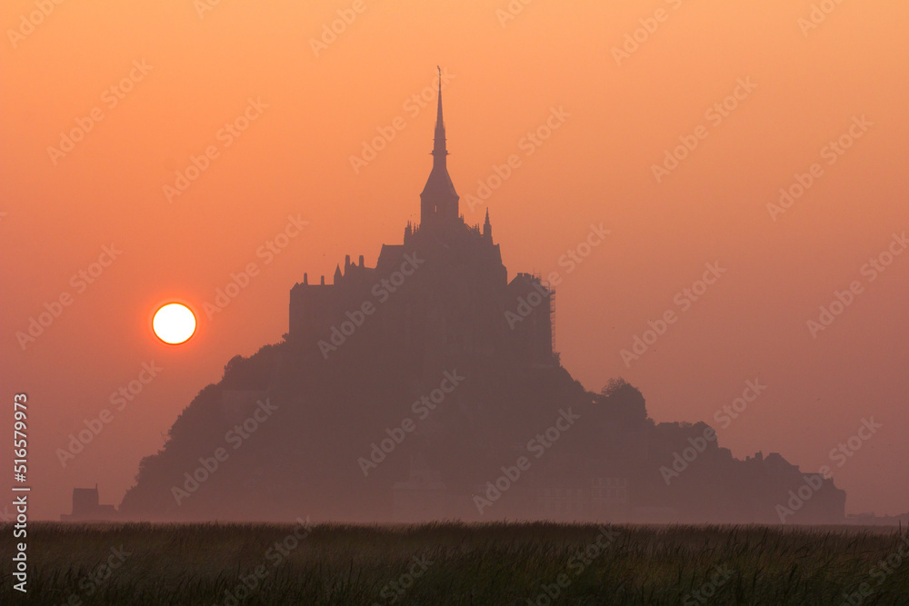 Lever du soleil au Mont-Saint-Michel, Normandie.