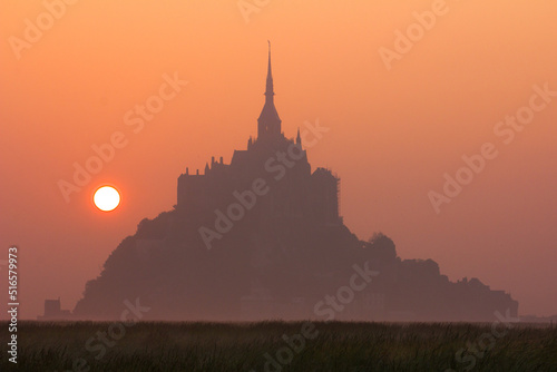 Lever du soleil au Mont-Saint-Michel  Normandie.