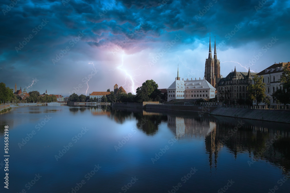 Obraz premium Odra river on Ostrow Tumski with stormfront