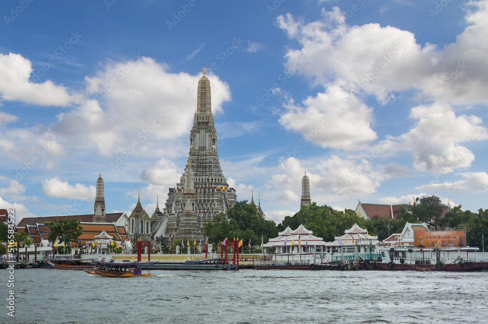 Naklejka premium Scenic view of Wat Arun or Temple of Dawn. Tourists travel destination Wat Arun located in Bangkok on the west bank of the Chao Phraya river.