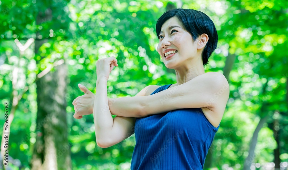 タンクトップを着た若い日本人女性