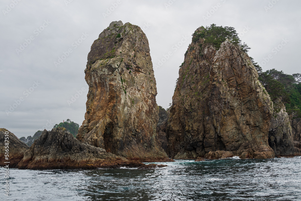 北山崎断崖クルーズ 矢越岬の海蝕洞とローソク岩