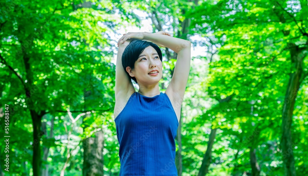 タンクトップを着た若い日本人女性 タンクトップを着た若い日本人女性