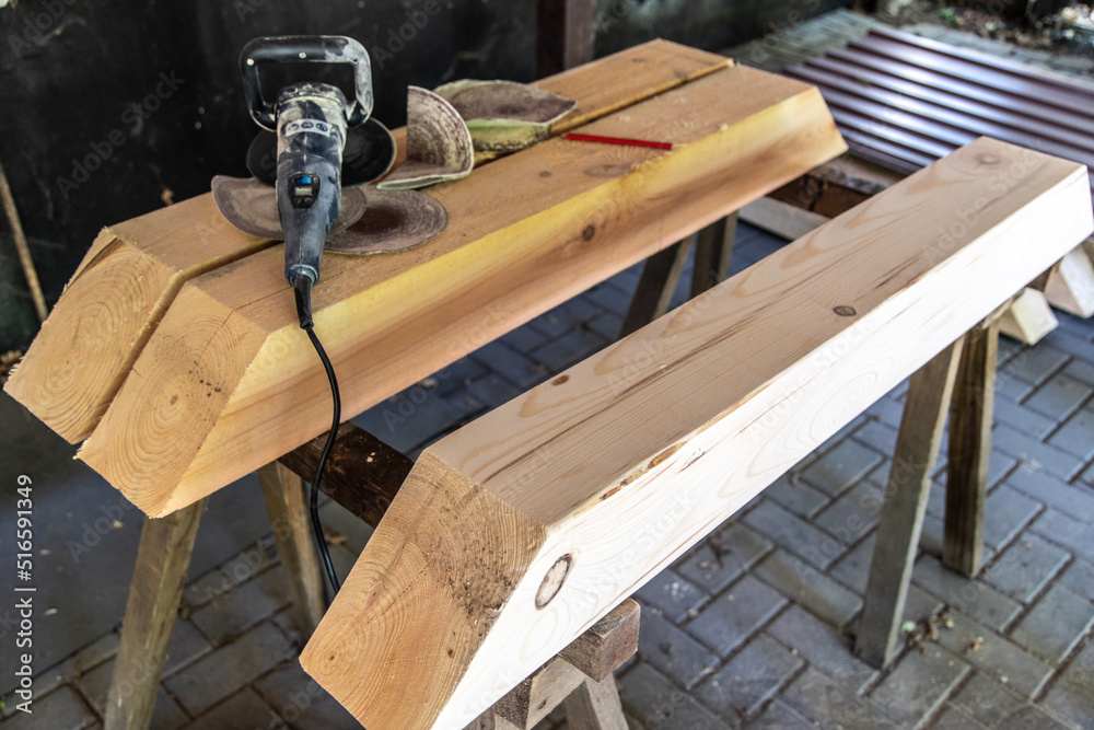 Kopfbänder aus Holz mit Schleifmaschine glatt schleifen Kopfbänder aus Holz mit Schleifmaschine glatt schleifen