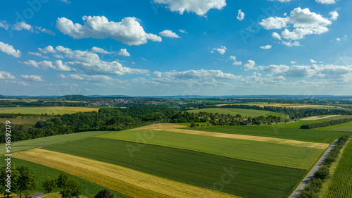 Luftbild einer grünen Landschaft mit bewölktem Himmel © jsr548
