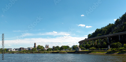 Blick auf den Rhein und Andernach mit Runder Turm, Mariendom und Alter Krahnen.