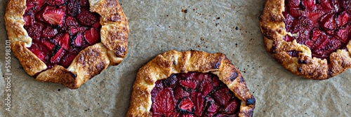 Foto French dessert Galette with shortbread and strawberries