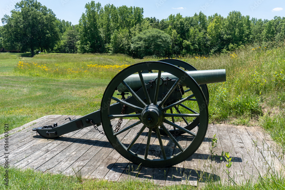 Petersburg, Virginia: Petersburg National Battlefield site of American Civil War Siege of Petersburg. Civil War cannon at Battery 8 of the Dimmock Line. Seized redan made from earthworks.