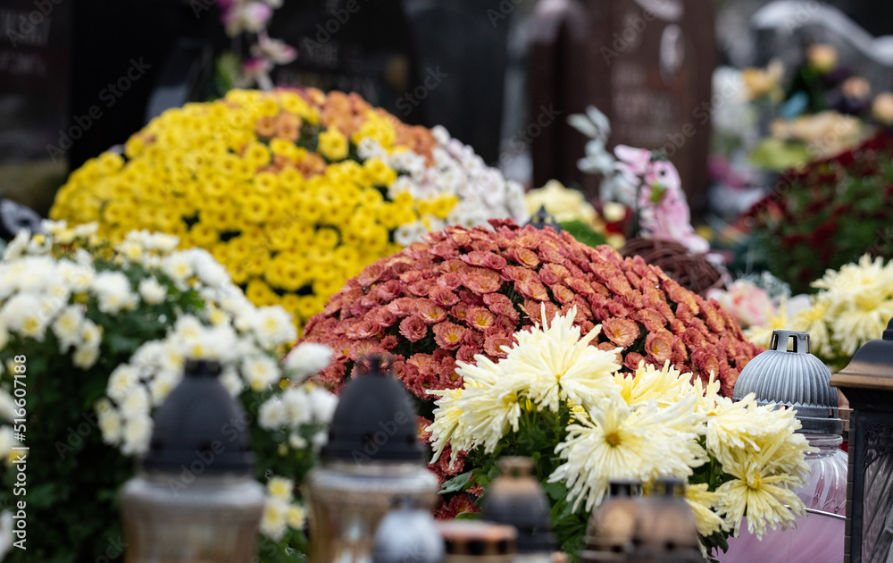 Foto de All Saints' Day and burning candles next to flowers on the
