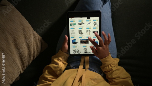 Obraz na plátne Person browsing online store on tablet