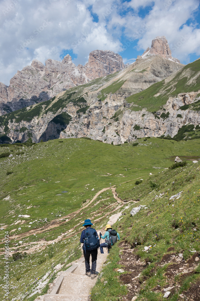 Senderistas en las Dolomitas de Auronzo en el norte de  Italia