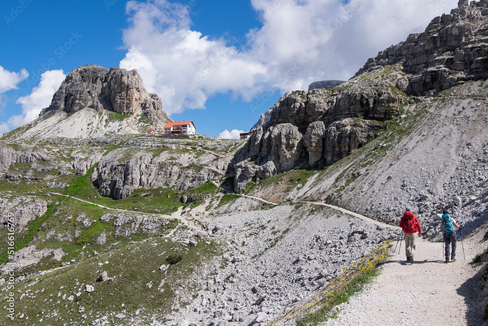 Paisaje con senderistas y refugio de Locatelli en las Dolomitas de Auronzo en el norte de  Italia