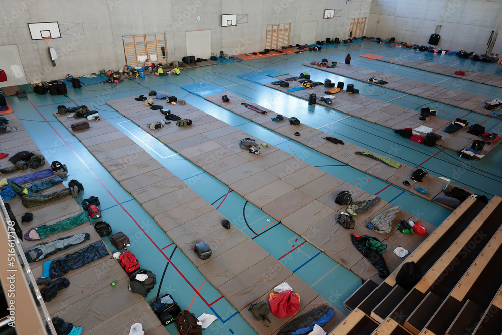 Obraz premium massenlager auf matratzen in grosser turnhalle