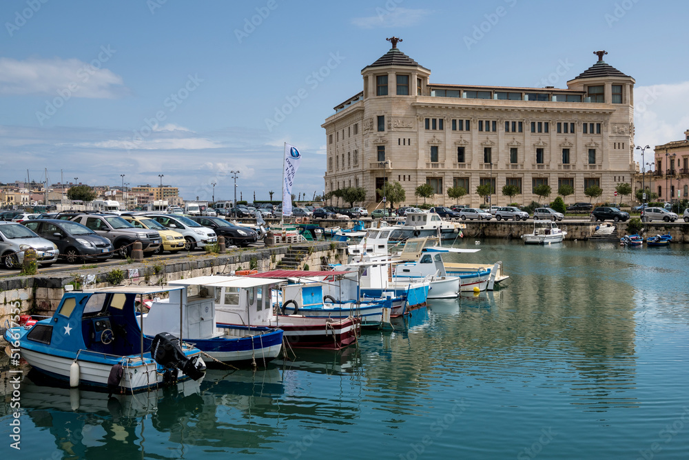 Vista del puerto de la Isla de Ortigia en Siracusa, Sicilia, Italia