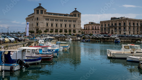 Vista del puerto de la Isla de Ortigia en Siracusa, Sicilia, Italia © gurb101088
