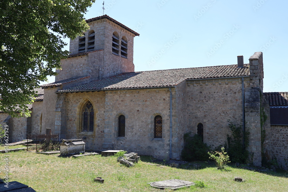 L'église Saint Eustache, de style roman, construite au 12ème siècle, vue de l'extérieur, village de Saint Haon Le Chatel, département de la Loire, France
