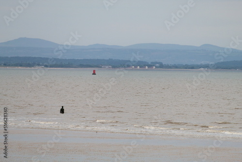 Foto A beautiful landscape shot of Crosby Beach during an overcast summer day