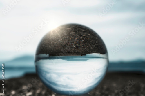 boule de verre sur la plage